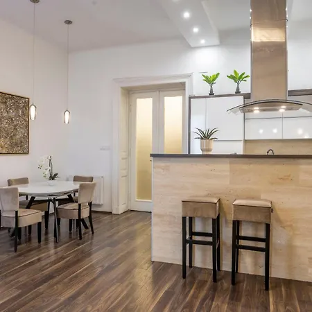 Exclusive & Charming Center W' Sauna Apartmán *